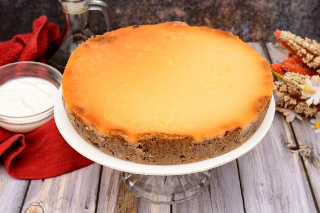 Foto torta di formaggio fatta in casa sul tavolo di legno