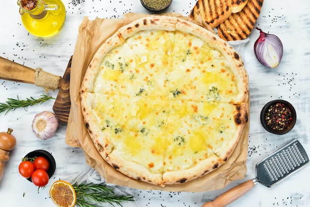 自家製チーズピザイタリアの伝統的な料理あなたのテキストのためのトップビューの空きスペース