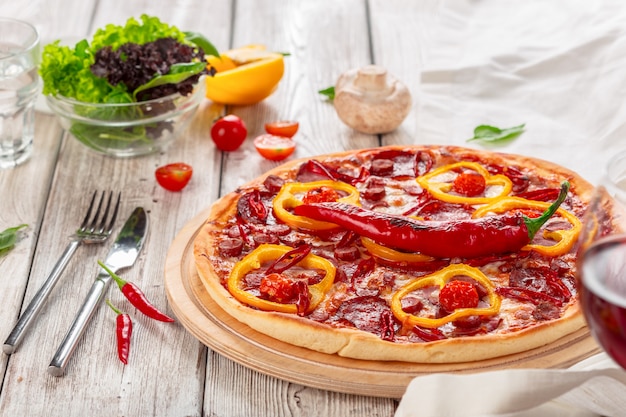 Pizza al formaggio fatta in casa con salame