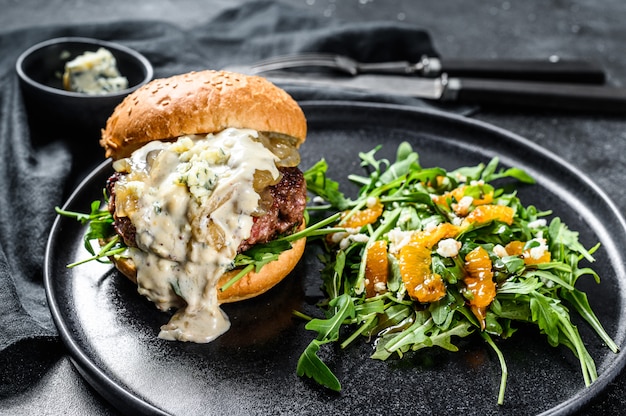 Cheeseburger fatto in casa con gorgonzola, pancetta, marmellata di manzo e marmellata di cipolle