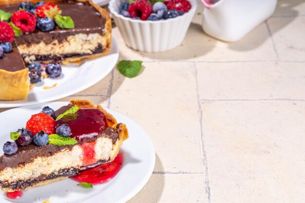 チョコレートとベリーで作ったチーズケーキ