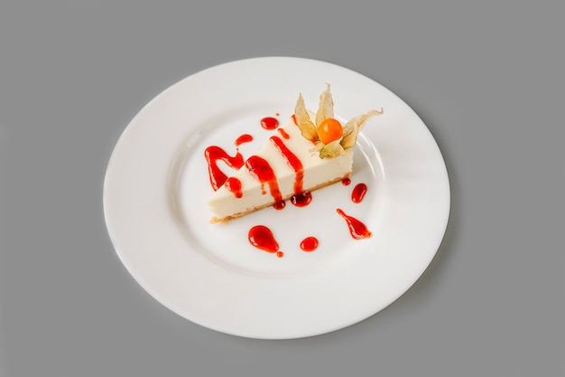 自家製のチーズケーキフィザリスと赤いジャム