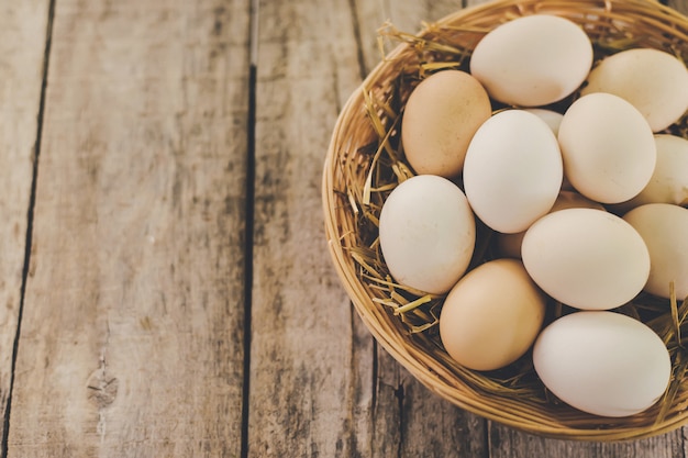 Uova di gallina fatte in casa in un cestino