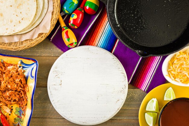 Photo homemade chicken enchiladas in cast iron frying pan.