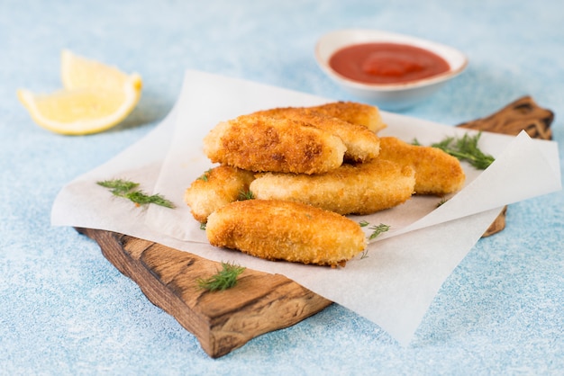 Pepite di pollo fatte in casa con salsa di pomodoro, focuse selettivo