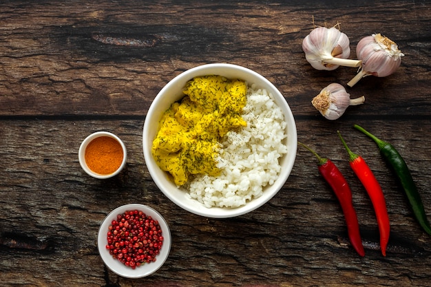 Photo homemade chicken with curry and basmati rice