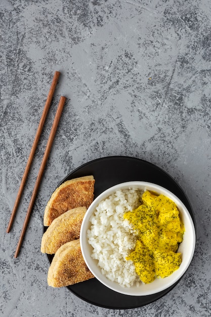 Pollo fatto in casa con curry e riso basmati