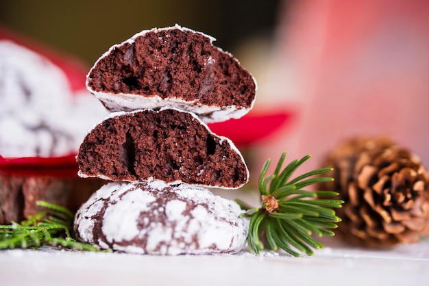 Домашнее шоколадное печенье крупным планом. Новогоднее печенье, огоньки, шишки, веточки ели. Новогодняя еда и содержание.