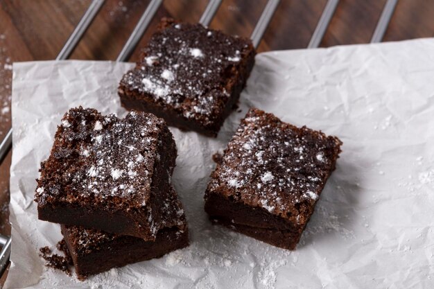 Foto brownies di cioccolato fatti in casa su un tavolo di legno