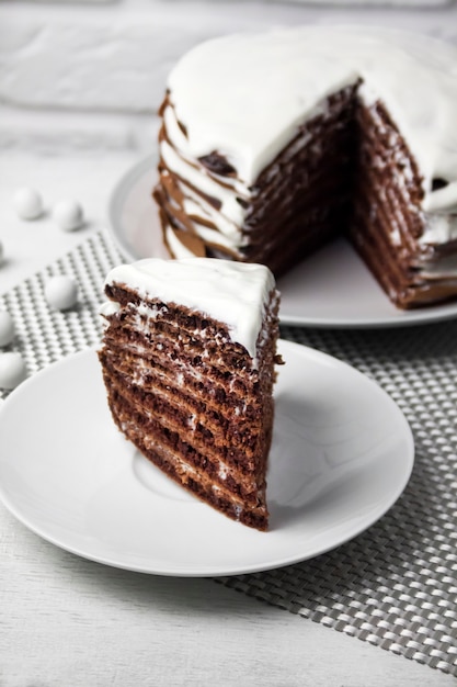 Foto torta al cioccolato fatta in casa con crema. fetta di torta su un piatto