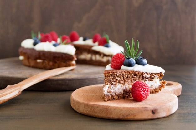 Foto torta al cioccolato fatta in casa con lamponi e mirtilli.