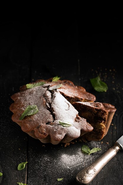 Photo homemade chocolate cake with sugar powder