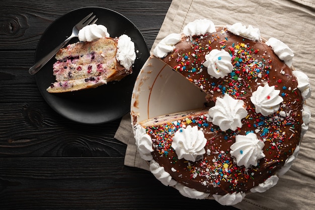 Torta al cioccolato fatta in casa su fondo di legno, vista dall'alto