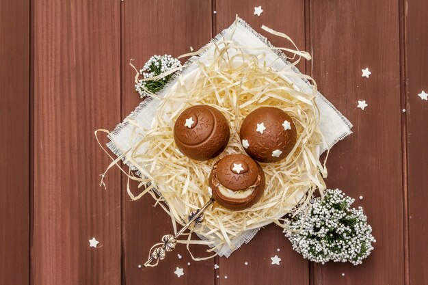 Foto caramelle al cioccolato fatte in casa con granelli di stelle. dessert dolce festivo per pasqua