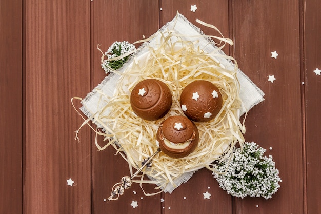 Foto caramelle fatte in casa al cioccolato con granelli di stelle