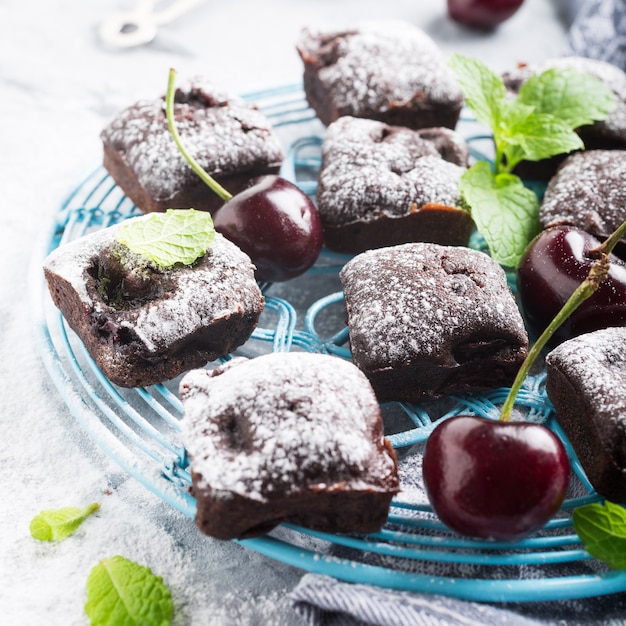 Foto torta brownie fatta in casa con cioccolato e ciliegie