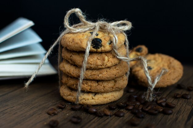 自家製チョコレートチップクッキー、本、コーヒーの穀物。
