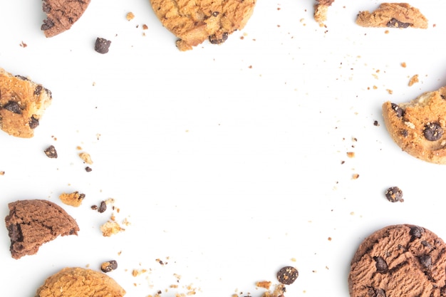 Photo homemade chocolate chips cookies on white background in top view