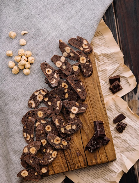 Photo homemade chocolate cookies with coconut on board