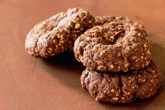 Biscotti di avena con noci al cioccolato fatti in casa su sfondo di legno concetto di natale messa a fuoco selettiva