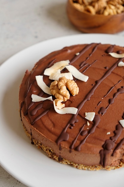 Foto torta vegana cruda al cioccolato artigianale