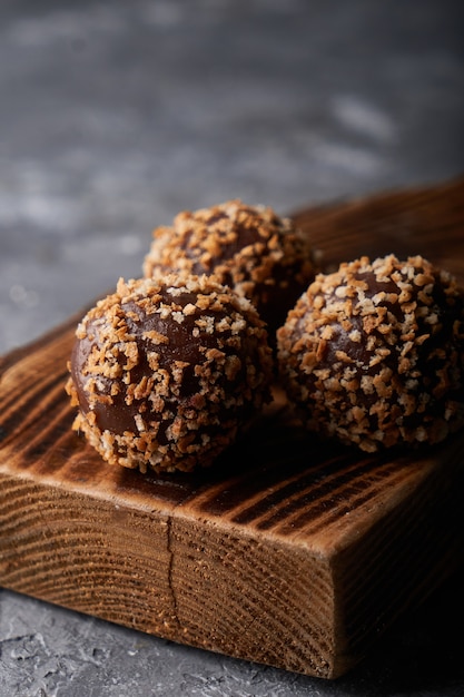 Foto dolci-tartufi al cioccolato fatti in casa gustoso spuntino al cioccolato su grigio