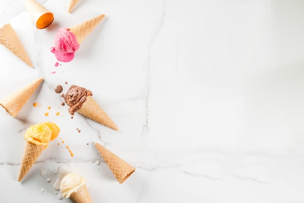 Photo homemade chocolate, vanilla, berry ice cream in ice cream cones