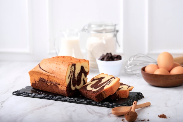 Torta marmorizzata al cioccolato e vaniglia fatta in casa. affettato servito con tè o caffè.