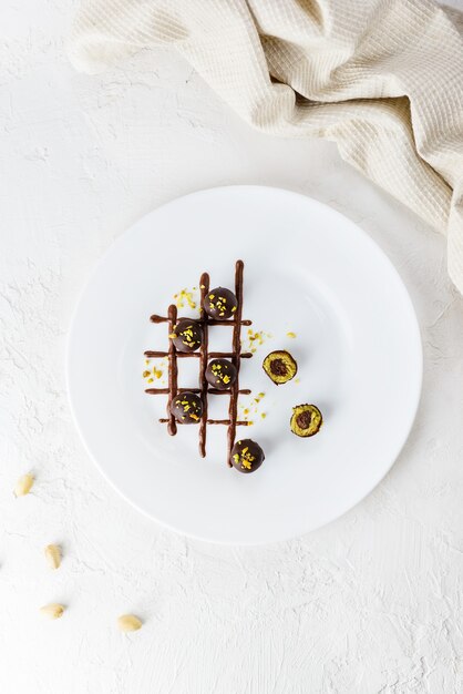 Foto cioccolatini fatti in casa su un piatto bianco