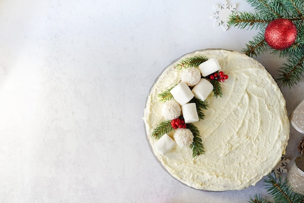 Torta di natale fatta in casa, dessert vacanza con decorazioni di capodanno su sfondo bianco con spazio di copia