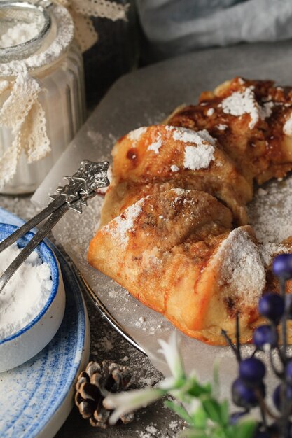 Torta di natale fatta in casa torta sulla tavola festiva