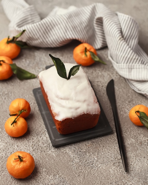 Torta di natale fatta in casa torta sulla tavola festiva