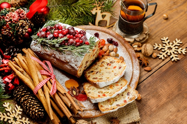 Torta natalizia fatta in casa con frutti di bosco