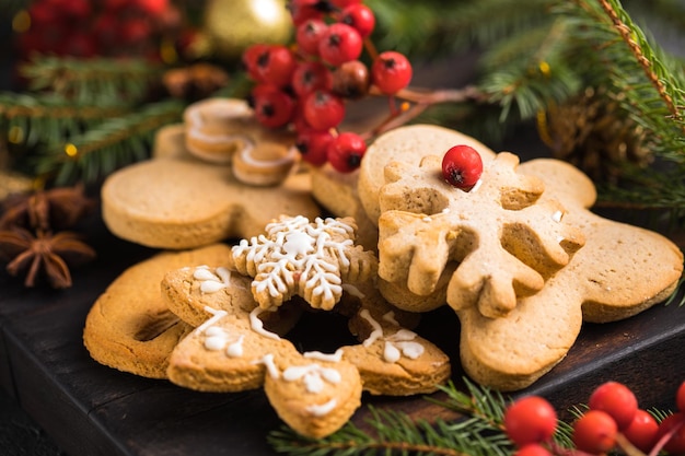 木製の背景に自家製のクリスマスクッキー