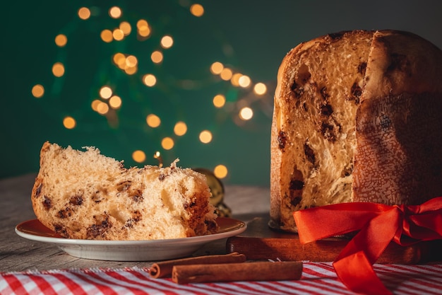 Домашний рождественский хлеб на зеленом фоне