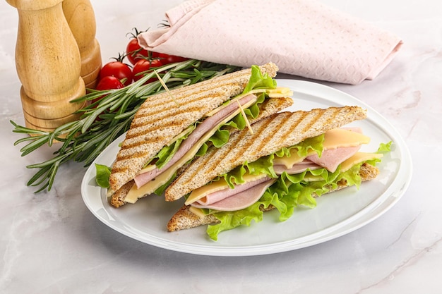 Photo homemade club sandwich with ham and cheese