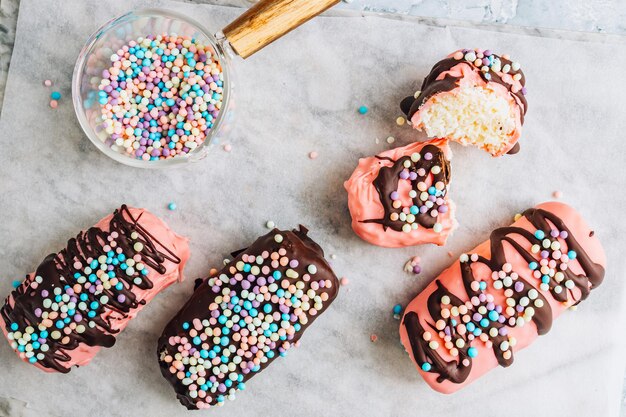 写真 ピンクとダークチョコレートでコーティングされた自作ココナッツチョコレートバー