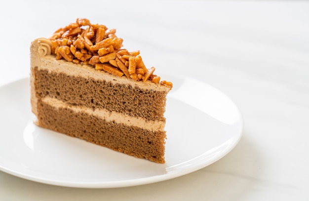 Torta di mandorle fatta in casa caffè sul piatto bianco