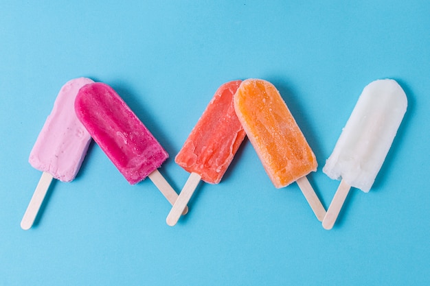 Photo homemade colourful popsicle ice cream flat lay