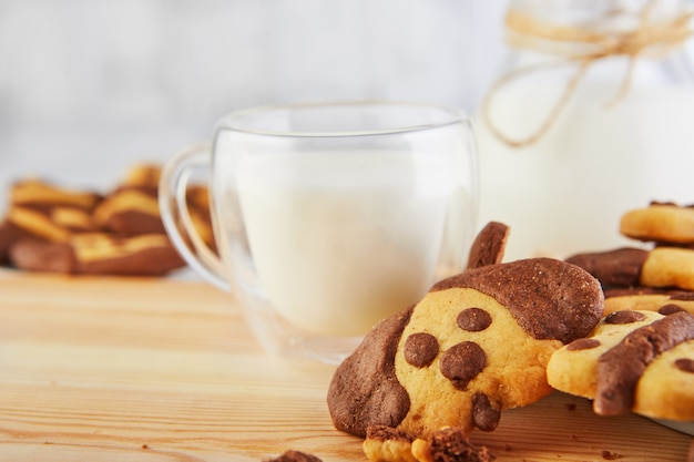 Biscotto fatto in casa con una tazza di latte