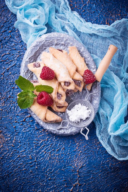 Bagel ai biscotti fatti in casa con marmellata di lamponi