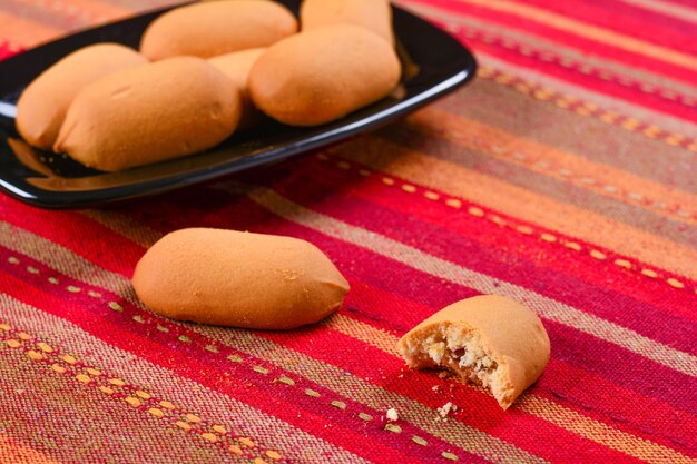 Biscotti fatti in casa su un piatto di ceramica