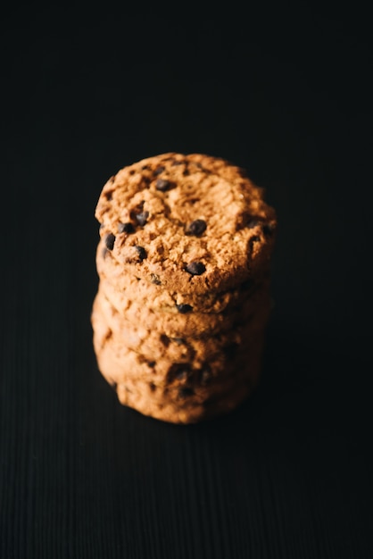 暗い背景に自家製クッキー