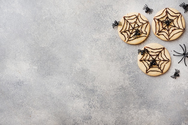 Домашнее печенье на Хэллоуин, печенье с шоколадной паутиной и пауками