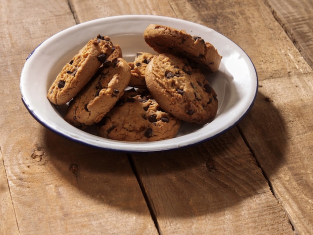 Biscotti fatti in casa serviti su un rustico pallet di legno