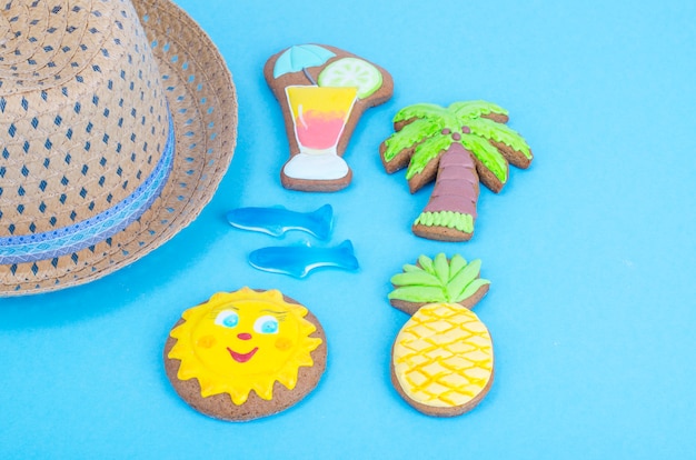사진 파란색 배경에 여름 테마로 만든 쿠키입니다.
