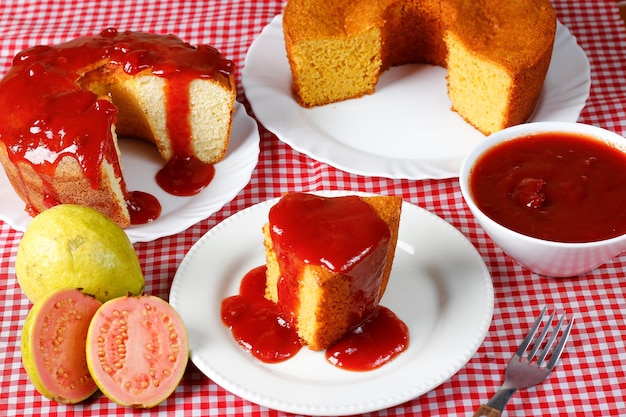 Foto torta di mais fatta in casa con pasta di guava su un tavolo selettiva focus tipico cibo di festa brasiliano