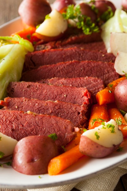 Photo homemade corned beef and cabbage with carrots and potatoes