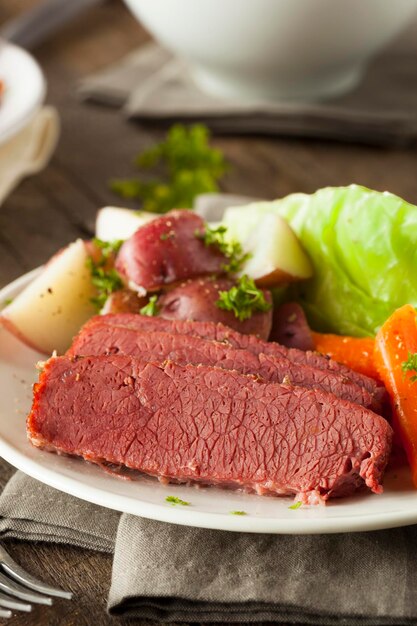 Photo homemade corned beef and cabbage with carrots and potatoes