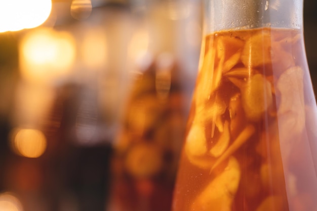 Домашний безалкогольный напиток, холодный коктейль из свежих напитков с медом и содой на фоне стеклянного кафе